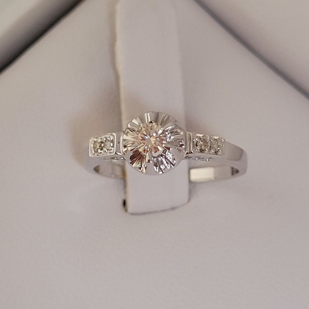 18k Solid White Gold Ring with Natural Round Diamonds, Approx Size 7.